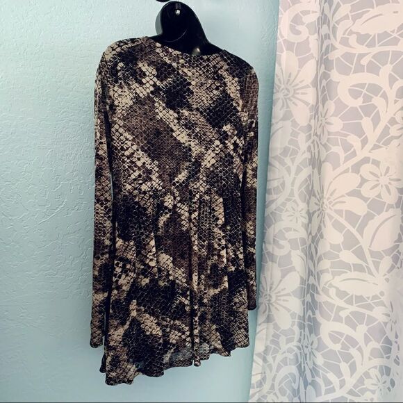 Torrid Snakeskin Print Mesh Surplice Babydoll Top Size 00 - Picture 7 of 10